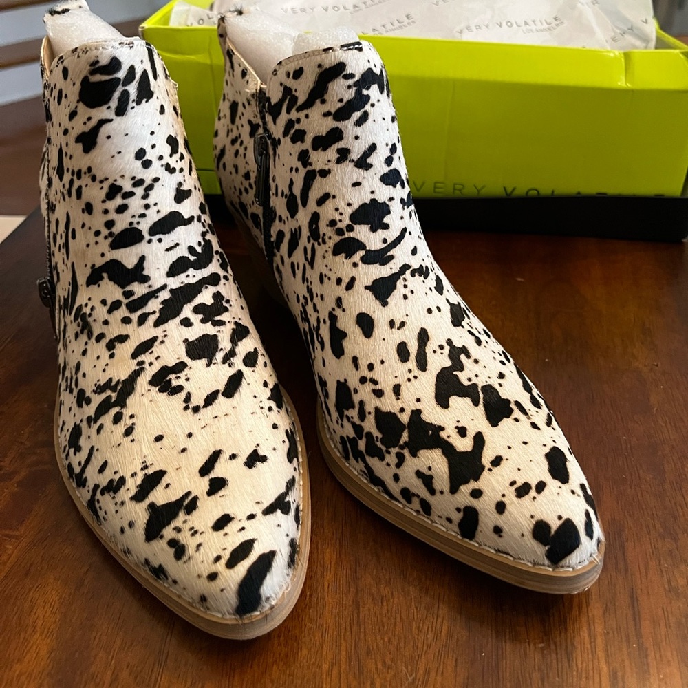 Very Volatile Brand "Gracemont", Chocolate Chip Western bootie - Never Worn